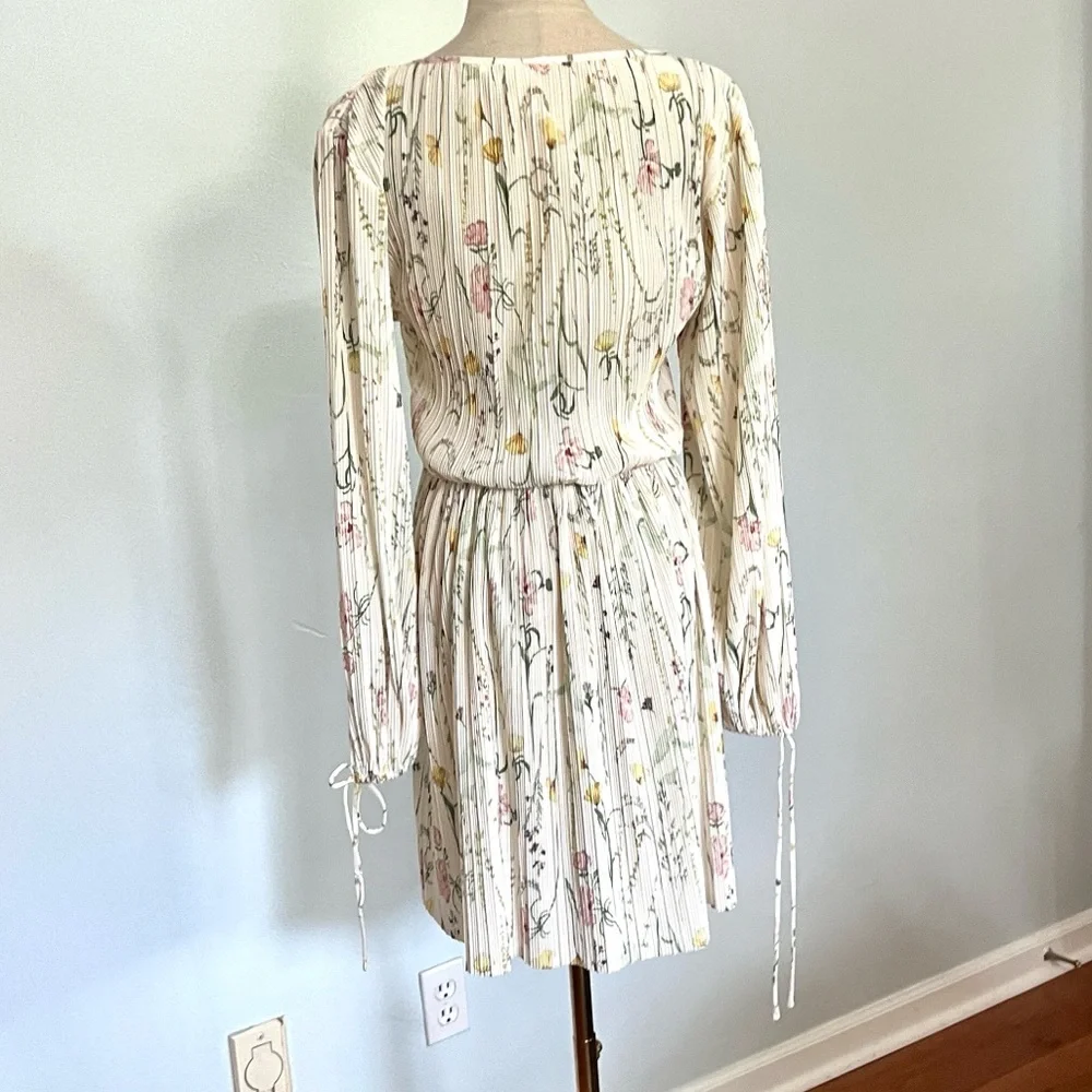(SOLD)H&M, Floral Plisse Mini Dress Romantic  Garden Party Boho V-Neck,EUC,Size - Picture 6 of 8